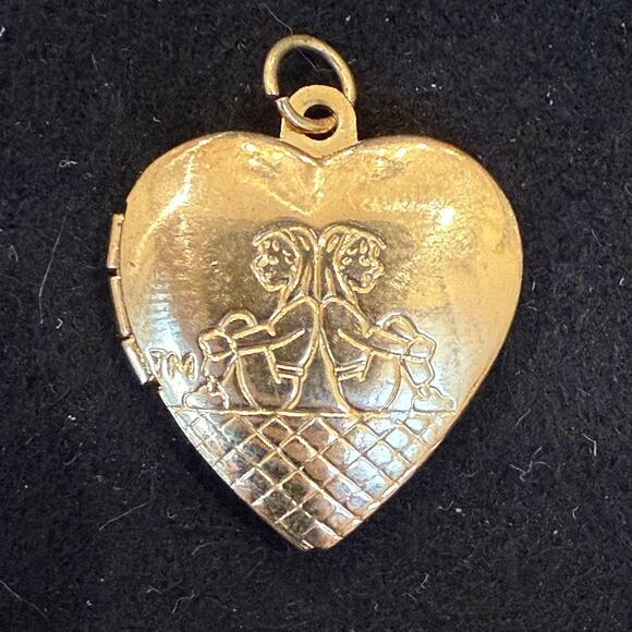 VTG Gold Tone Two Sisters Best Friends Love Heart Photo Locket Charm Pendant - Picture 6 of 7